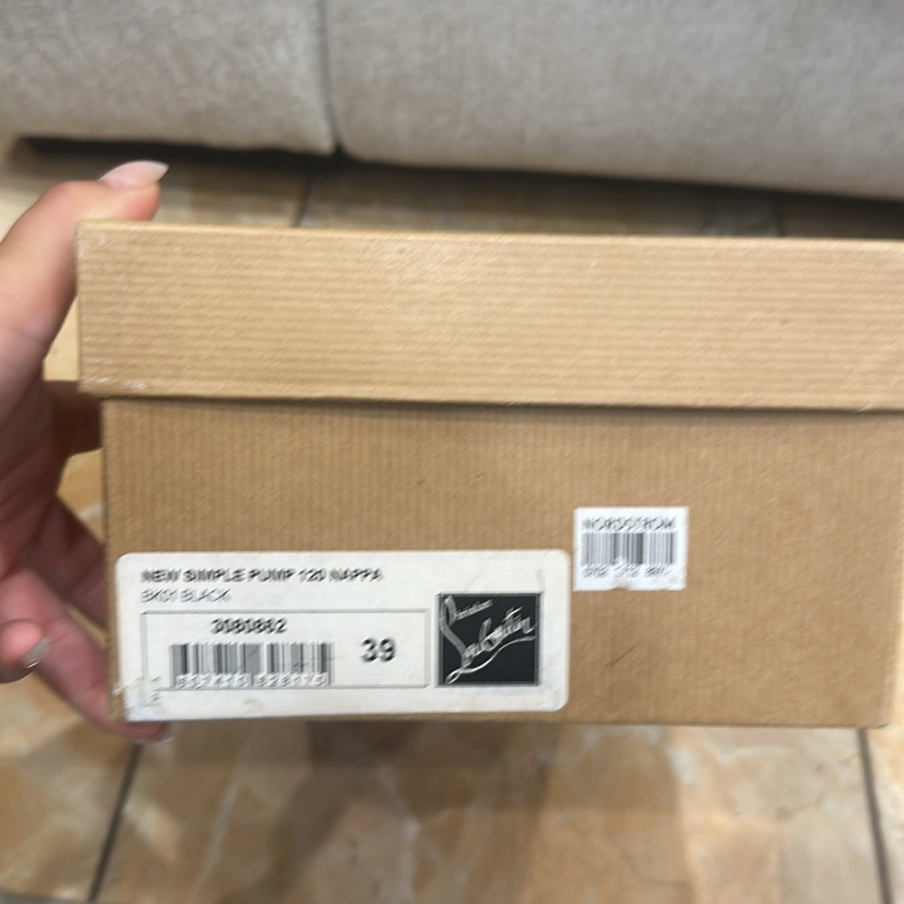 Christian Louboutin size 9 black pumps/heels - Picture 7 of 8